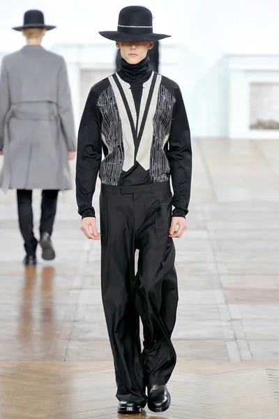 Look 25